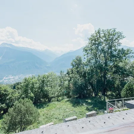 Magnifique Mitoyen Avec Vue Sur Les Montagnes